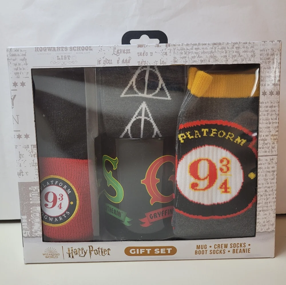 Hogwarts Harry‎ Potter Boxed Gift Set: Coffee Mug, Socks, Beanie Hat. Wizzard.